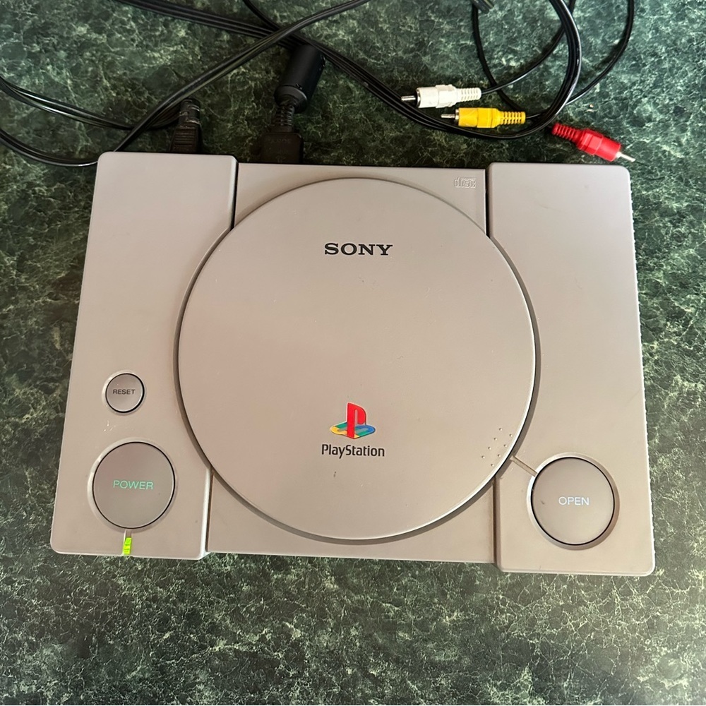 Play Station1 system 1998 SCPH-7501 - Picture 1 of 14